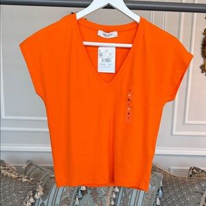 NWT LC WAKIKI ORANGE V NECK SHIRT SIZE M  Orange V-Neck Tee